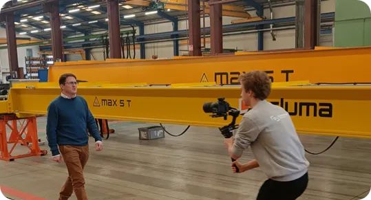Videograaf van Strateeg HR filmt een medewerker in een productiehal