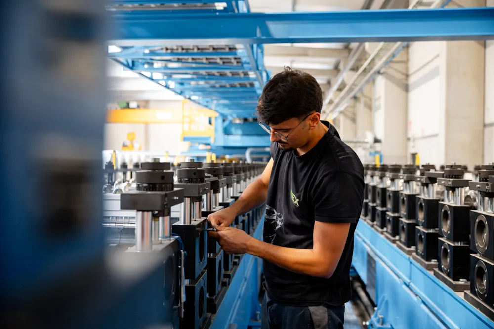 Technieker aan het werk in een productiehal